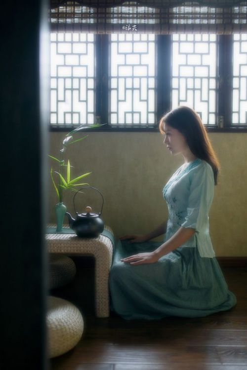 男泳新星闪耀国际舞台，男子泳装表演