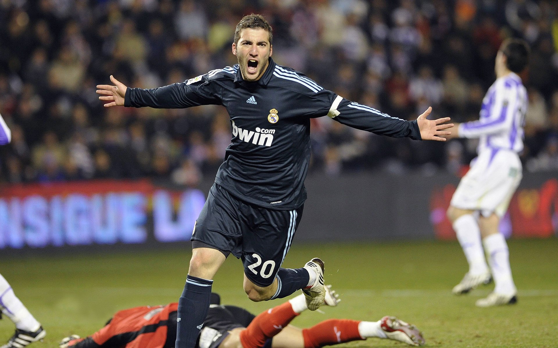 德甲球队集成AI视觉分布算法提升前场逼抢成功率