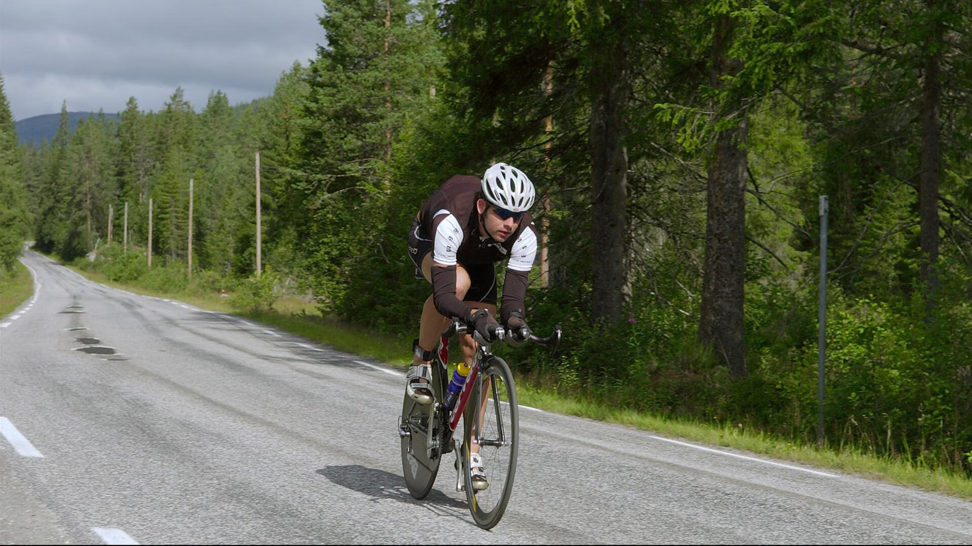 霍勒迪与字母哥默契十足挡拆无解，霍勒迪詹姆斯